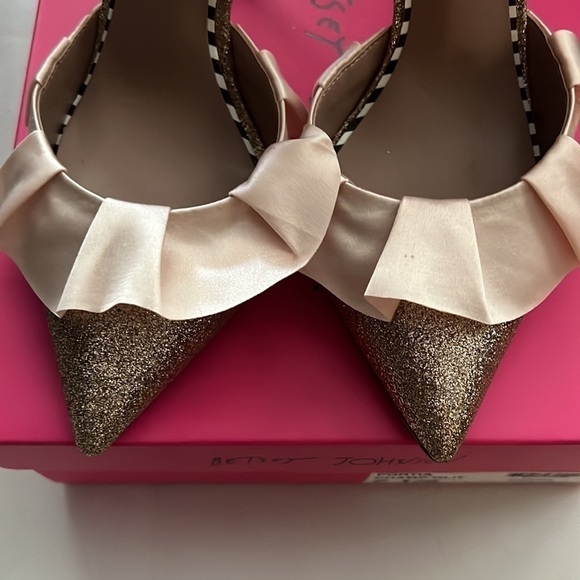 NEW!!! Betsey Johnson Portia Gold Glitter Ruffle Pumps Size 7.5 - Picture 4 of 9